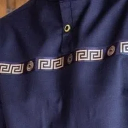 Frise grecque dorée sur ensemble noir