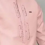 Surpiqûres sur ensemble rose poudré