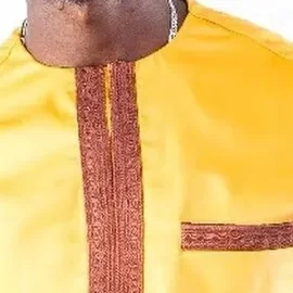 Galon cuivré sur tunique jaune