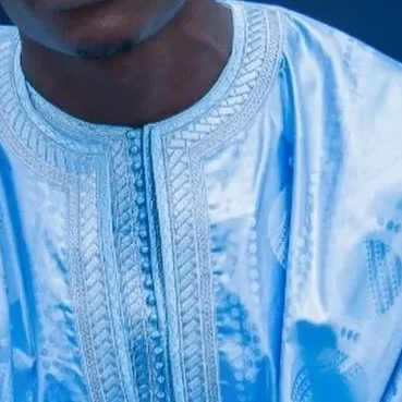 Plastron brodé sur bazin bleu ciel