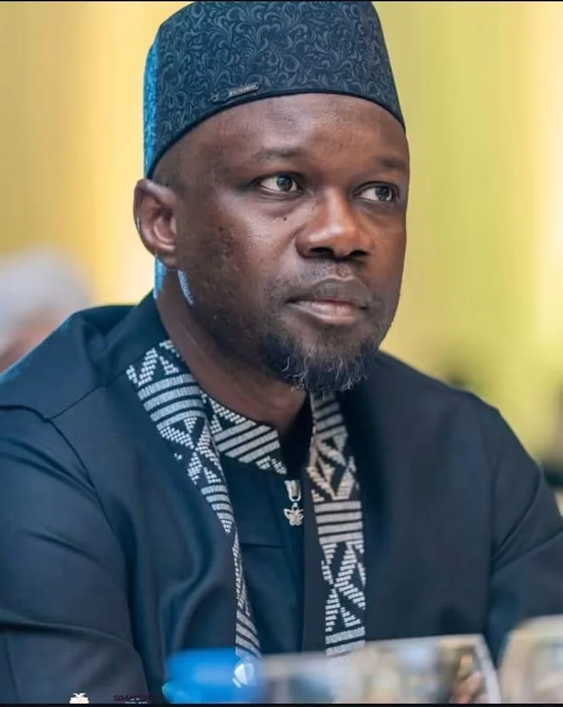Ousmane Sonko en tenue bleu nuit brodée